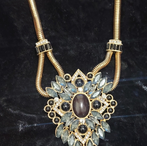 Jewelry - Vtg Gold Tone Necklace With Large Rhinestone Pendant